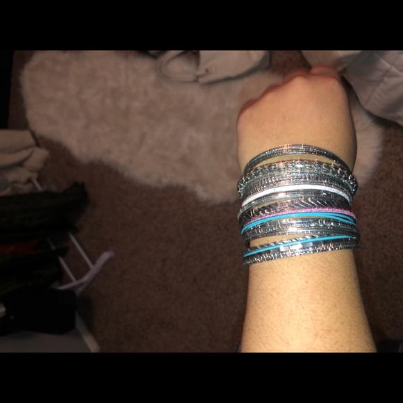 Bracelets/ bangles bundle - Picture 2 of 2